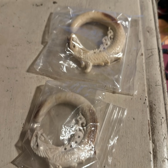 Incredible hand carved dragon earrings - Picture 9 of 9